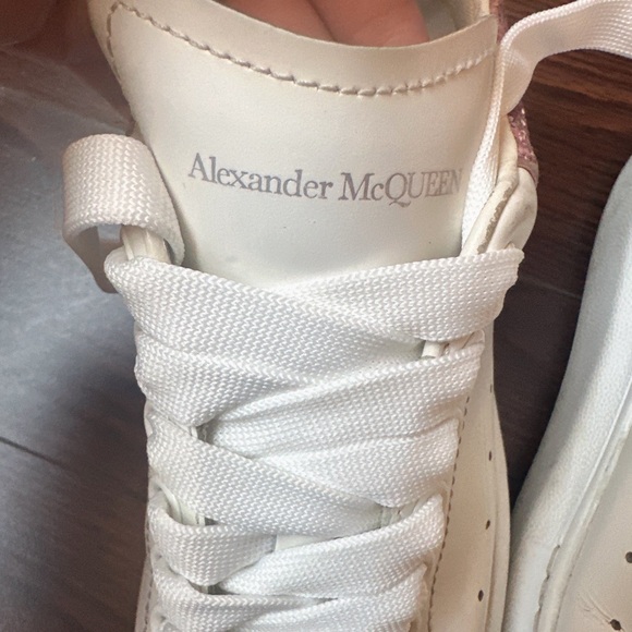 Alexander McQueen Classic white shoes with shiny pink tail - Picture 2 of 5